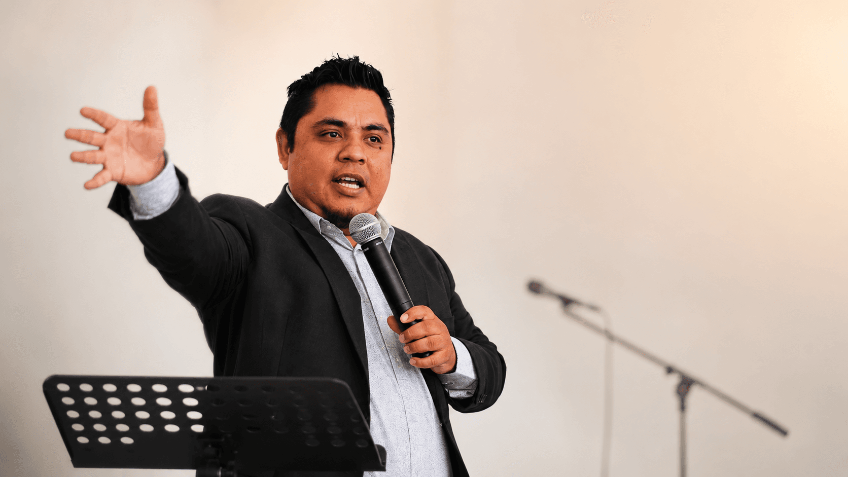Gustavo Isidoro predicando con microfono